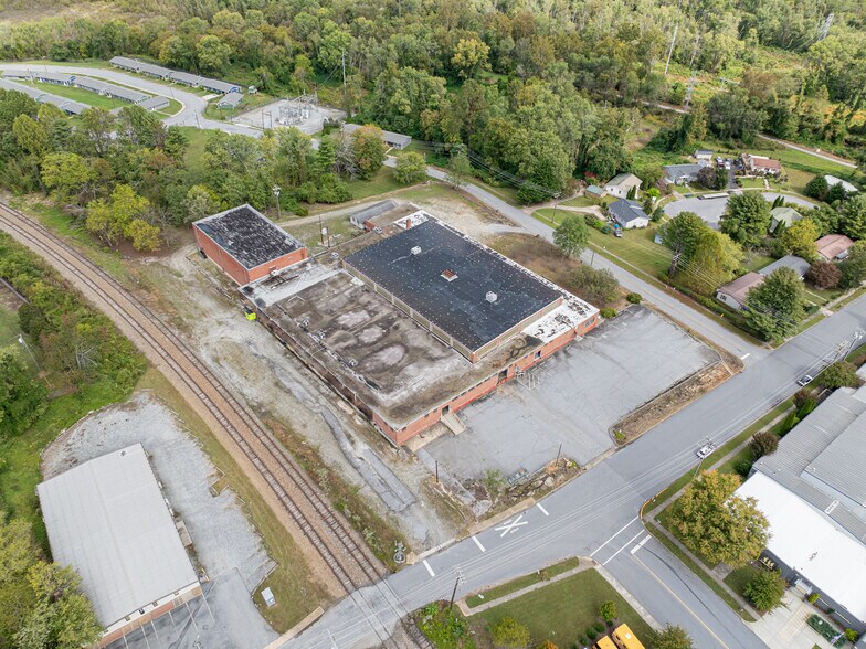More Photos Of 701 Oriole Dr, Hendersonville Warehouse For Sale