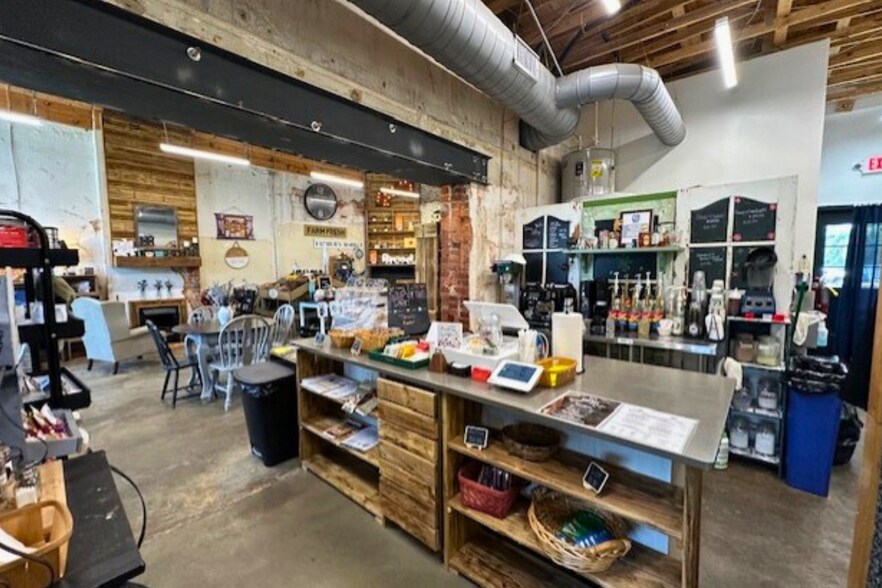 More Photos Of 412-416 Grayson Pky, Grayson Storefront For Lease