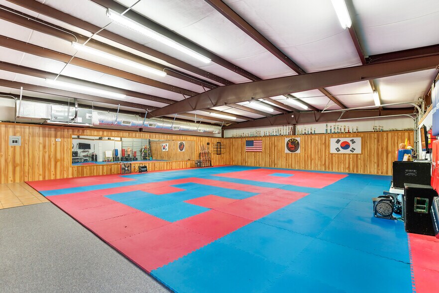 More Photos Of 411 S Houston Ave, Humble Warehouse For Sale