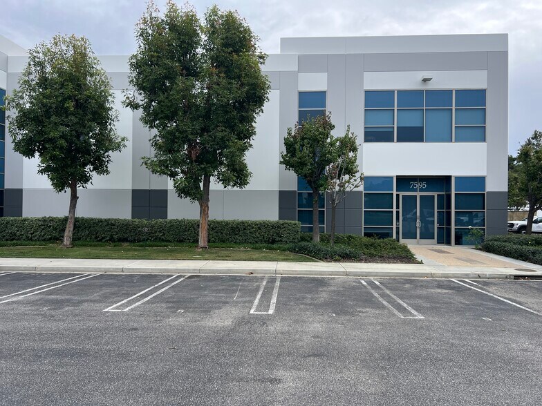 More Photos Of 7595 N San Fernando Rd, Burbank Warehouse For Lease