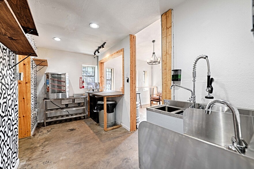 More Photos Of 2737 Carpenter Ave, Dallas General Retail For Lease