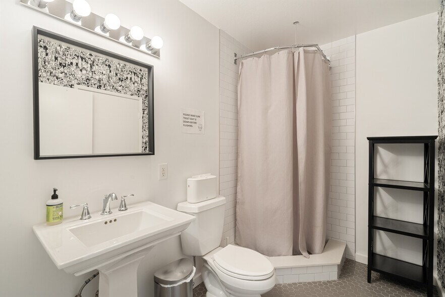 More Photos Of 588 N Larchmont Blvd, Los Angeles Office For Lease