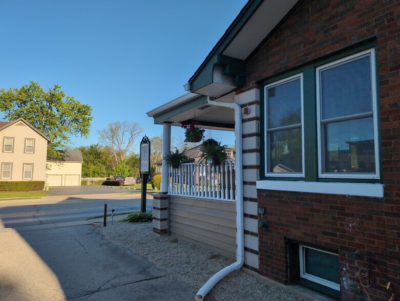 More Photos Of 417 N Hough St, Barrington Medical For Lease