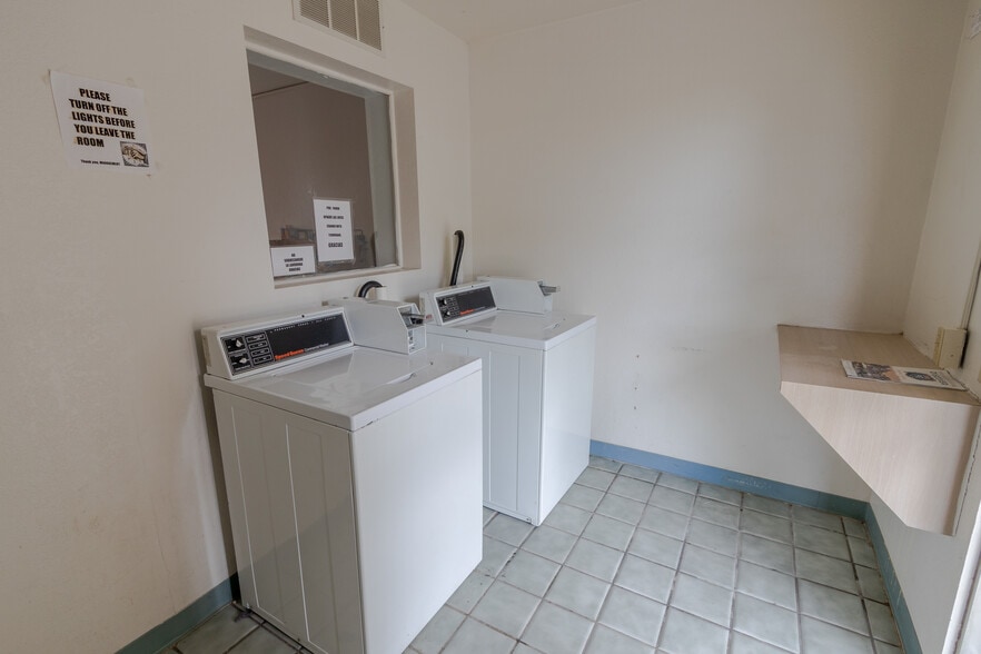 More Photos Of 1309 S Ohlman St, Mitchell Hotel For Sale