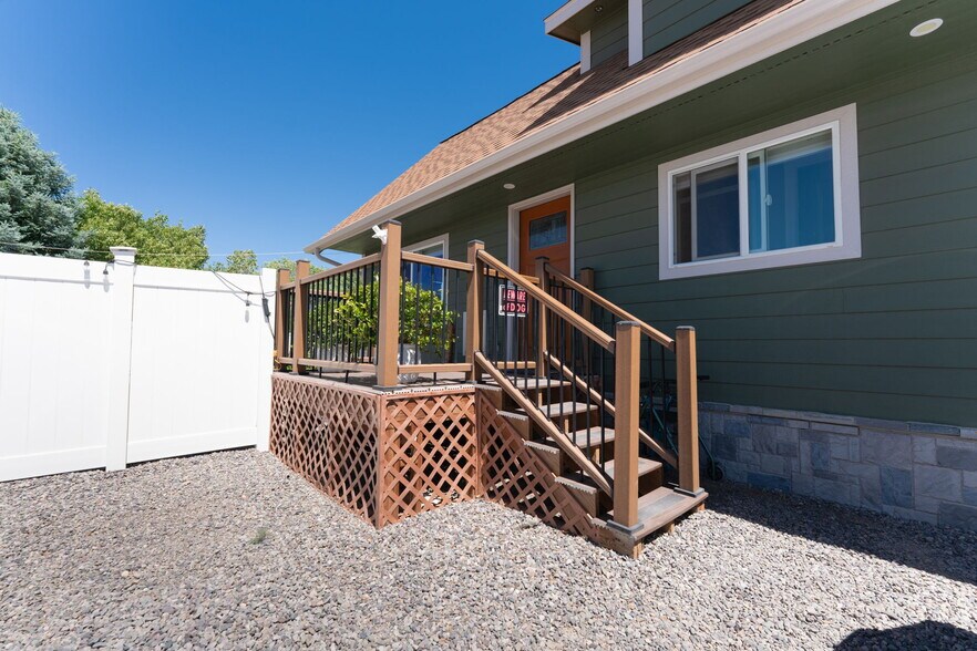 More Photos Of 1624 E Main St, Montrose Hotel For Sale