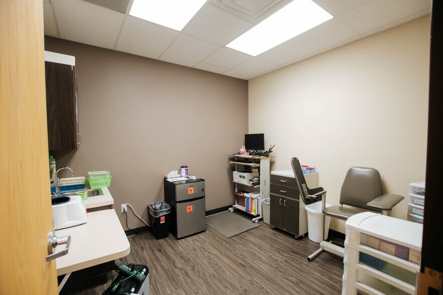 More Photos Of 9870 N Gateway Blvd, El Paso Office For Lease