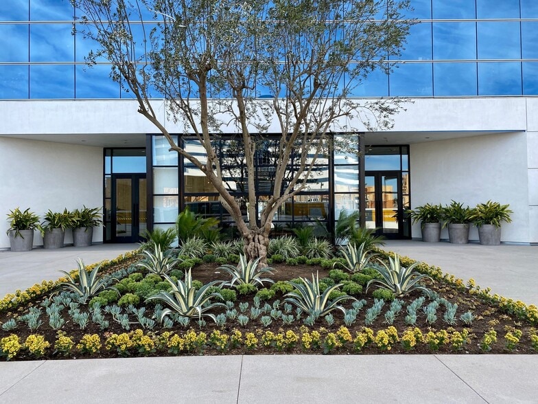 More Photos Of 970 W 190th St, Torrance Unknown For Lease