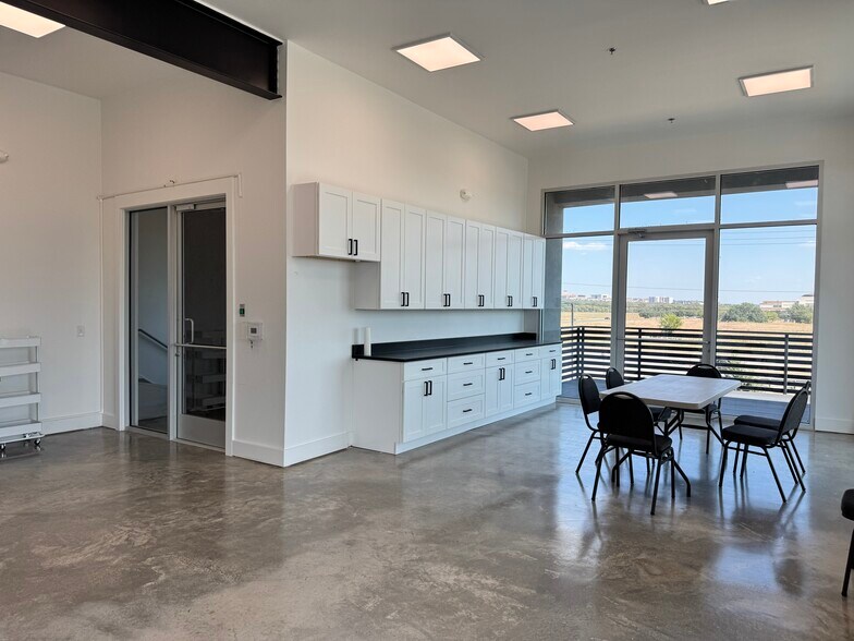 More Photos Of 330 Wonder World Dr, San Marcos Loft Creative Space For Lease