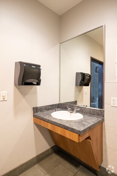 More Photos Of 2250 Lion Country Pky, Grand Prairie Distribution For Lease