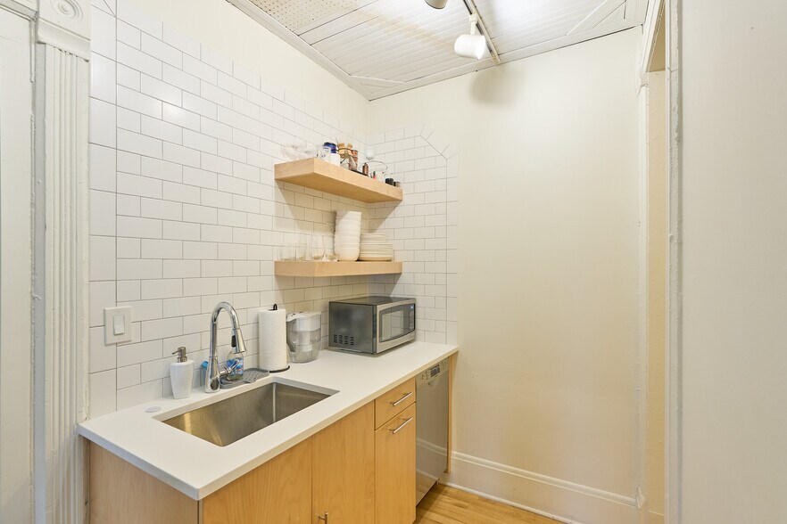 More Photos Of 1539 N Damen Ave, Chicago Office For Lease