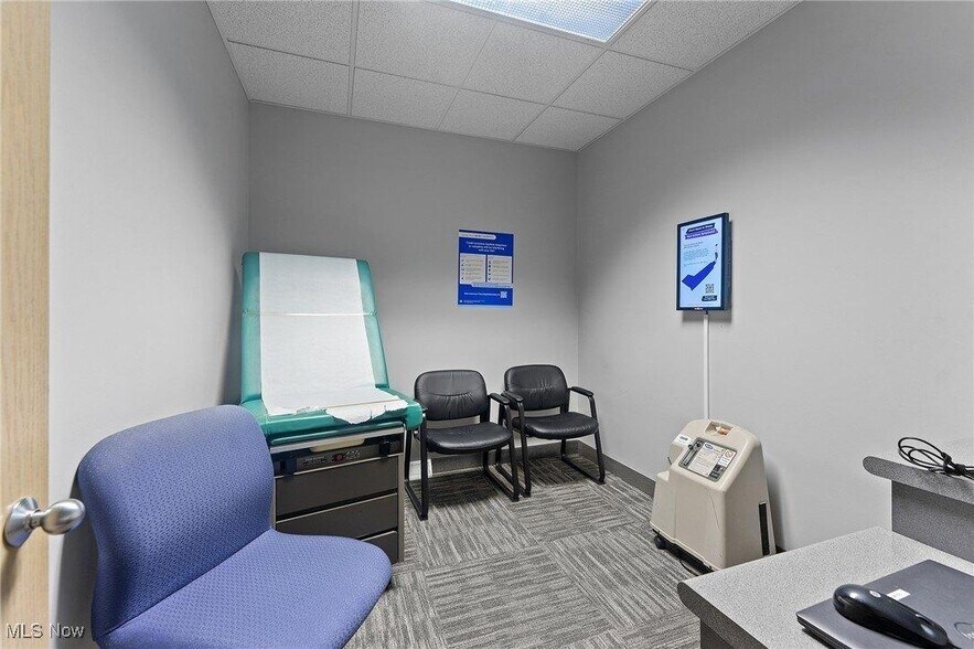 More Photos Of 925 Trailwood Dr, Youngstown Medical For Sale