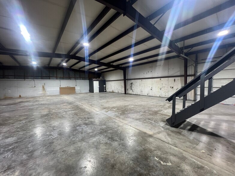 More Photos Of 224 Ken Dr, Sherman Industrial For Lease