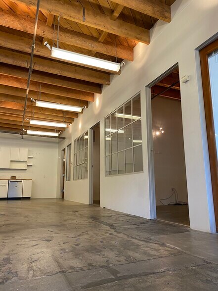 More Photos Of 8557 Higuera St, Culver City Light Distribution For Lease