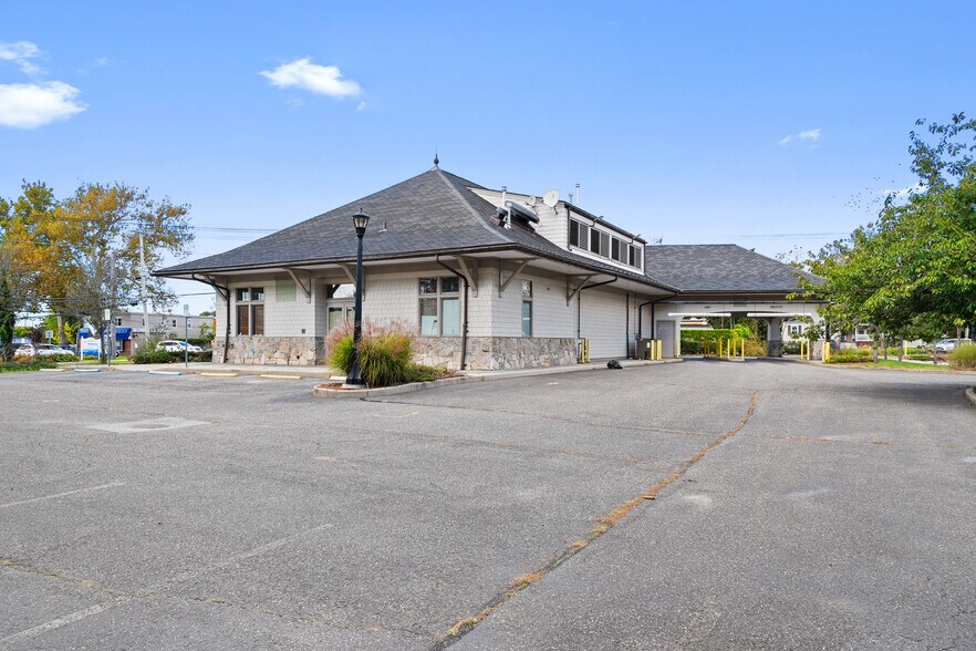 More Photos Of 290 Main St, Islip Bank For Lease
