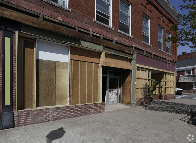More Photos Of 90-102 Maine St, Brunswick Freestanding For Lease