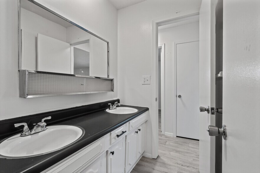 More Photos Of 341 E Loula St, Olathe Apartments For Sale