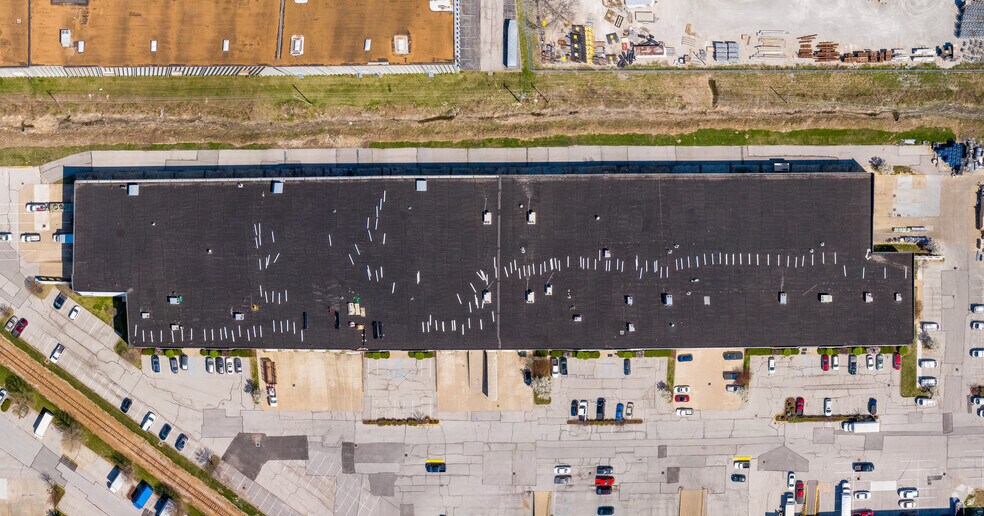 More Photos Of 2081-2089 Corporate 44 Dr, Fenton Warehouse For Lease