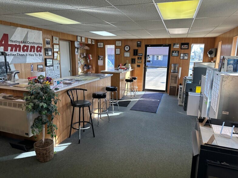 More Photos Of 546 W 5th St, Clare Flex For Sale