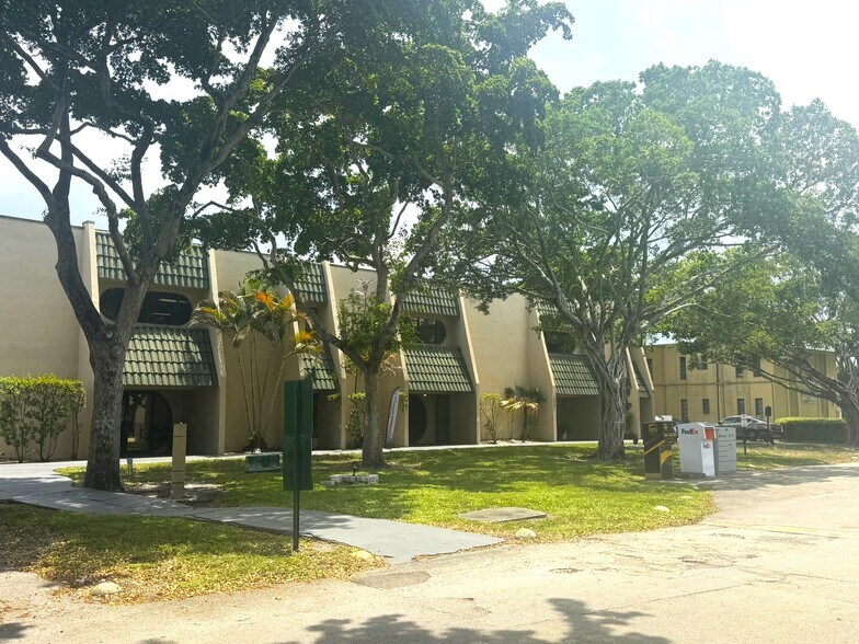 More Photos Of 15291-15327 NW 60th Ave, Miami Lakes Unknown For Lease