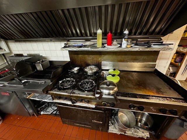 More Photos Of 2216 20th St, Delburne Hotel For Sale