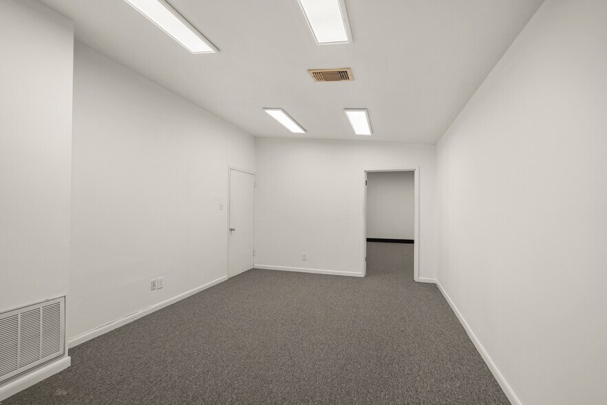 More Photos Of 4229 Bellaire Blvd, Houston Warehouse For Lease