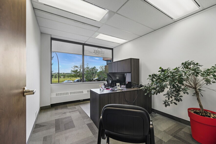 More Photos Of 2816 11th St NE, Calgary Office For Sale