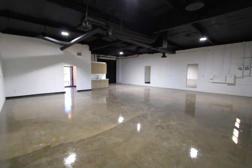 More Photos Of 2124-2134 Floyd St, Burbank Warehouse For Lease