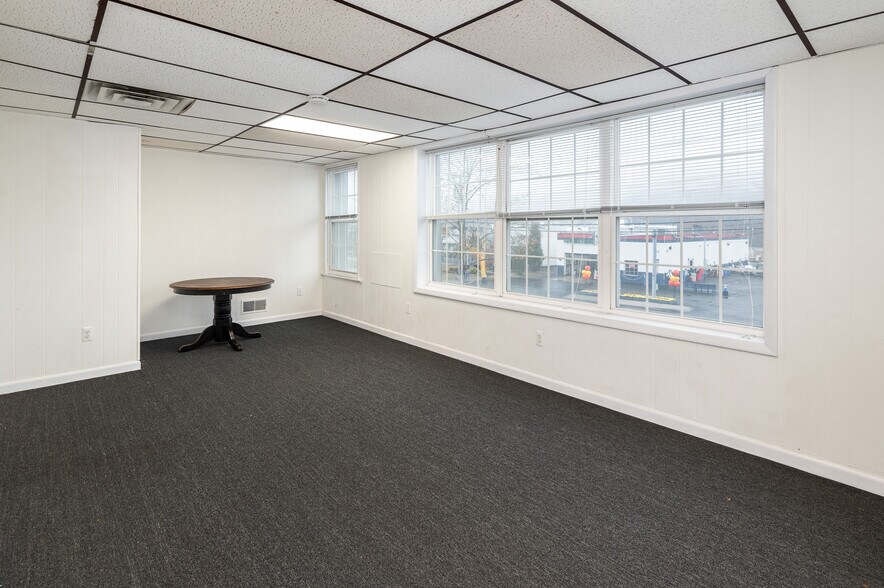 More Photos Of 524-526 Bedford Rd, Bedford Hills Storefront Retail Residential For Lease