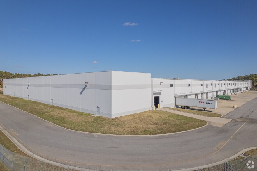 More Photos Of 1010 CenterPoint Dr, Suffolk Distribution For Lease
