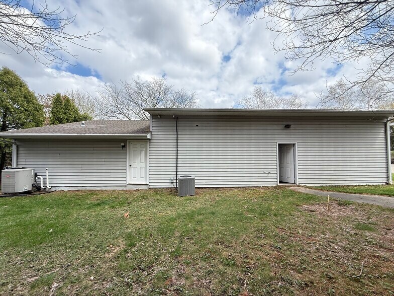 More Photos Of 1210 Arndt St, Fort Atkinson Flex For Sale
