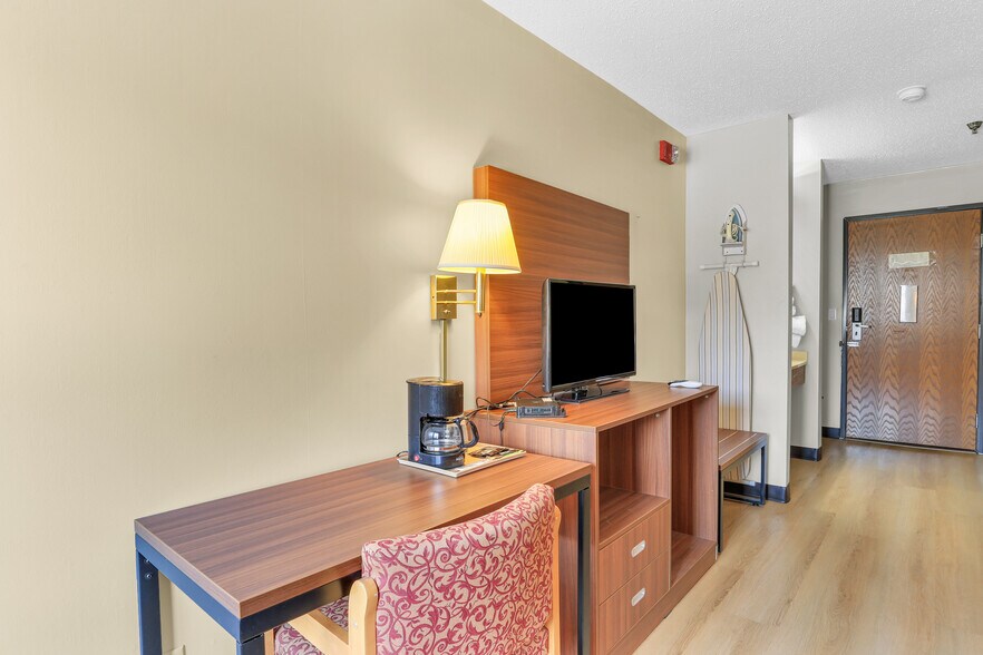 More Photos Of 630 W Main St, El Paso Hotel For Sale