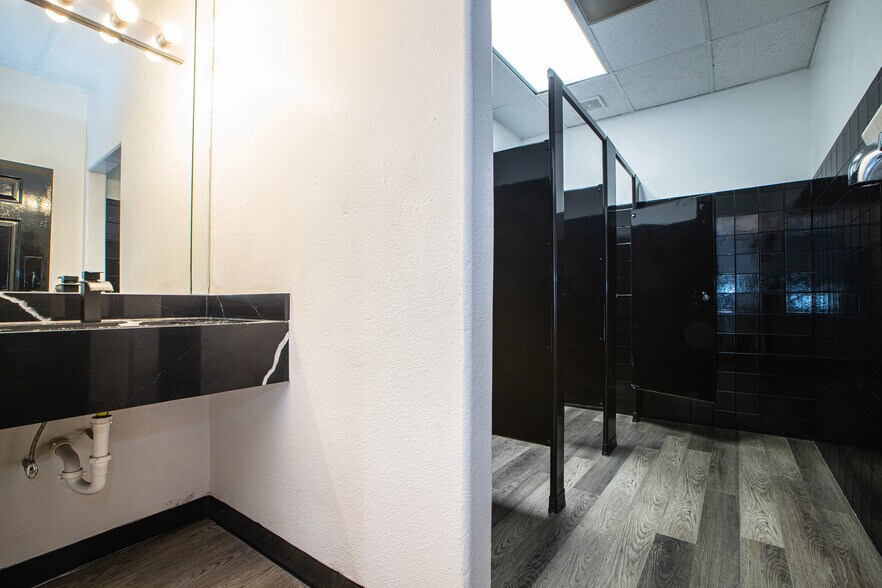 More Photos Of 802 Crosstimbers, Houston General Retail For Sale