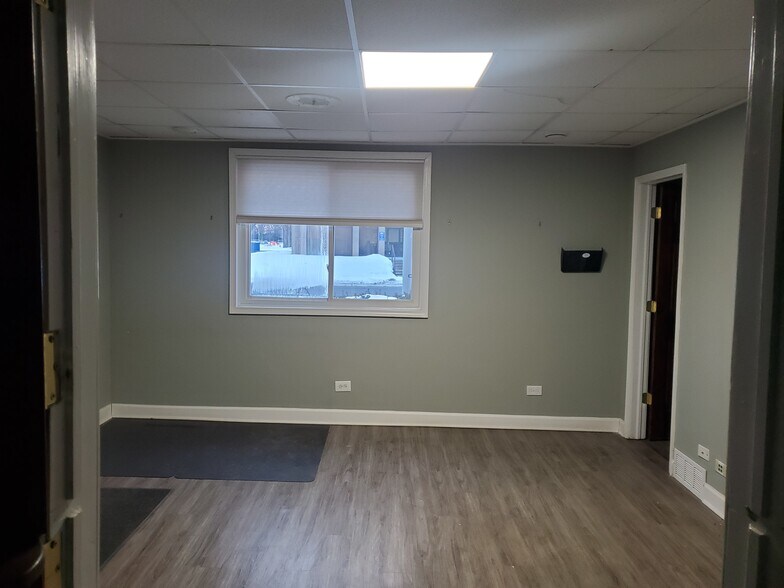 More Photos Of 380 Bennett Dr, Elk Grove Village Warehouse For Lease