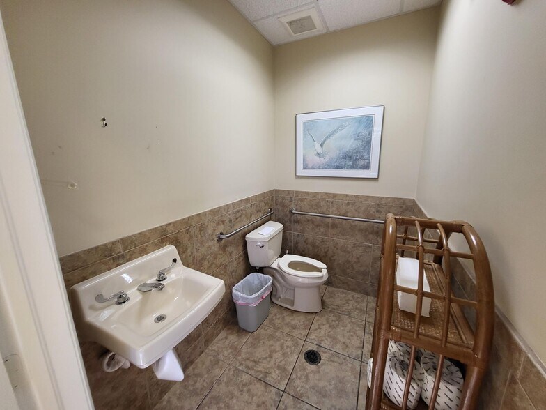 More Photos Of 681 Goodlette Rd N, Naples Medical For Sale