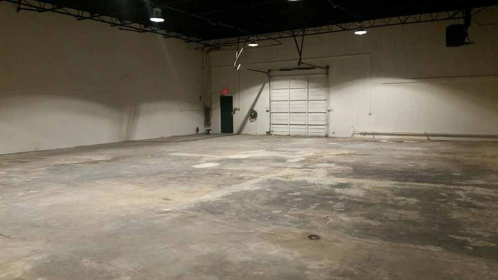 More Photos Of 2429-2458 Walnut Ridge St, Dallas Light Manufacturing For Lease