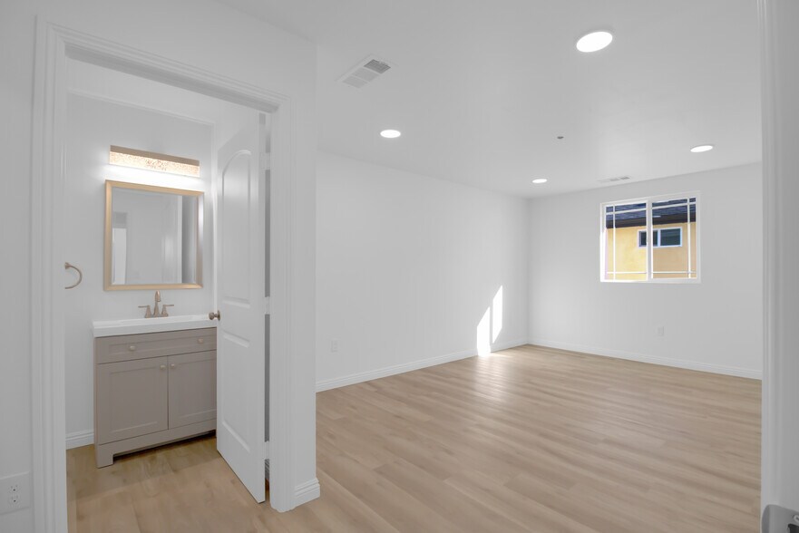 More Photos Of 815 G St, Wilmington Apartments For Sale