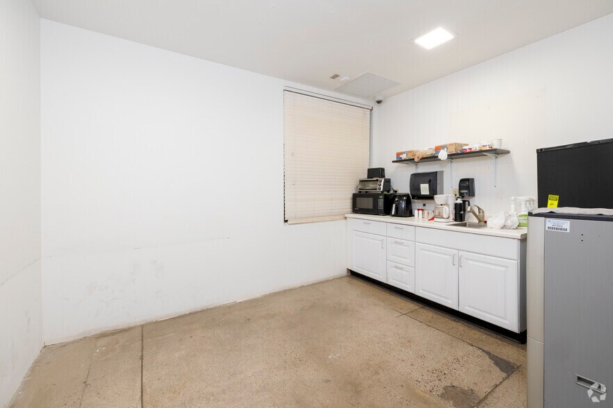 More Photos Of 1202 W University Dr, Mesa Freestanding For Lease