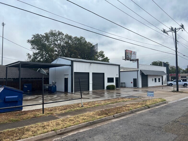 More Photos Of 424 W Henderson St, Cleburne Auto Dealership For Lease