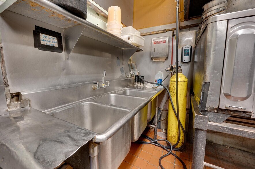 More Photos Of 3011 Pine Ave, Niagara Falls Restaurant For Sale