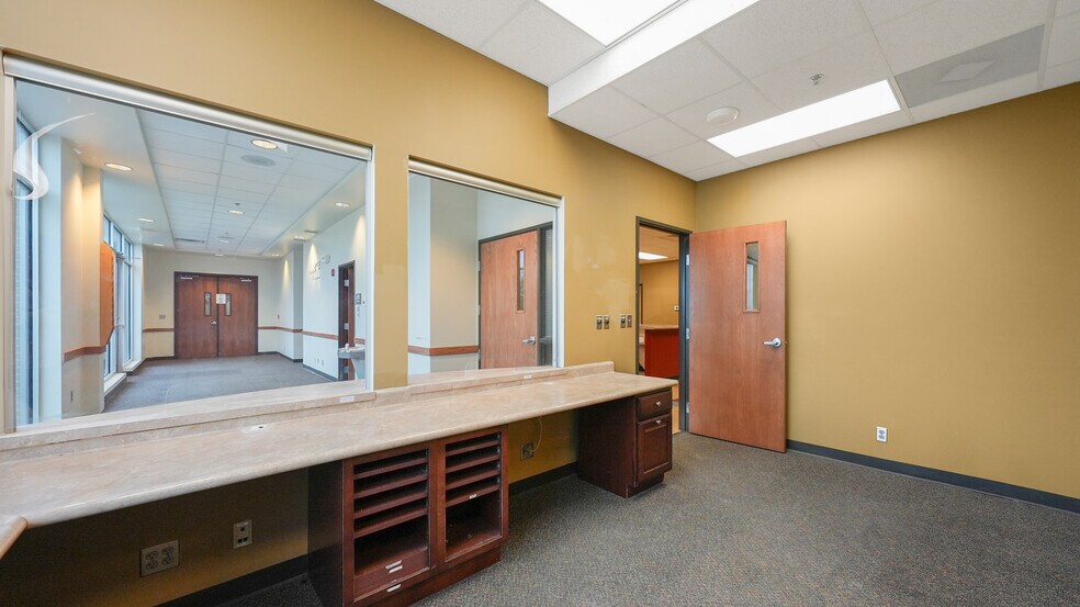 More Photos Of 2265 Bagnell Dam Blvd, Lake Ozark Office For Sale