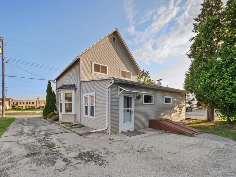 More Photos Of 708 Chicago St, Manitowoc General Retail For Sale