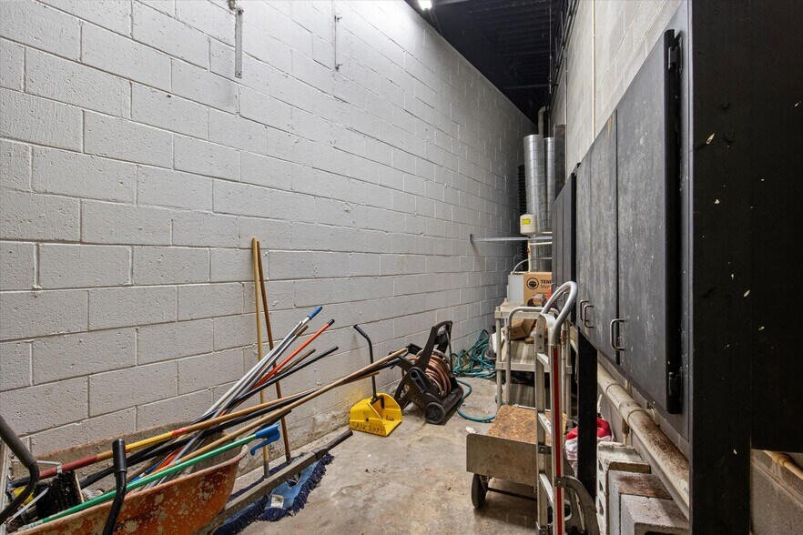 More Photos Of 987 Hollywood Rd NW, Atlanta Industrial For Sale