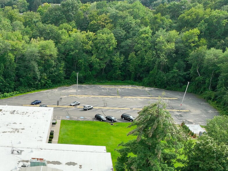 More Photos Of 2 Elm St, Windsor Locks Office For Lease