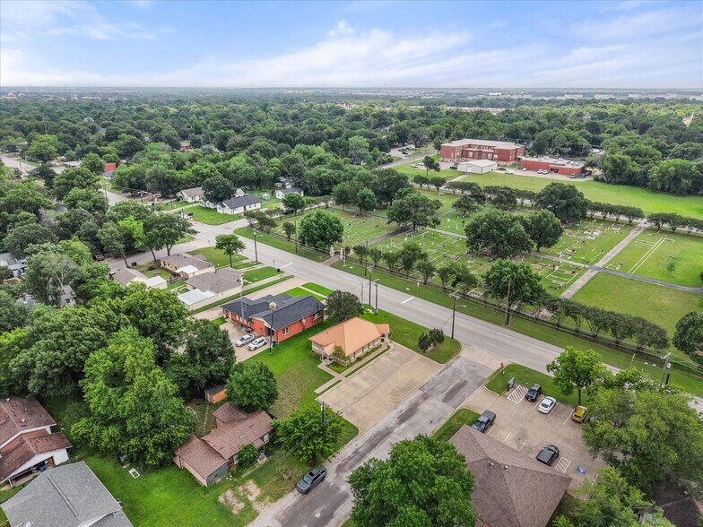 More Photos Of 2220 W 2nd Ave, Corsicana Office For Sale