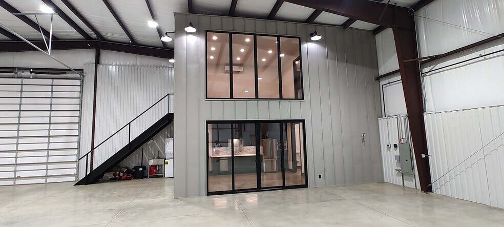 More Photos Of 165 Perimeter Road Rd, Longview Airplane Hangar For Sale