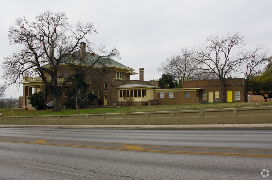 More Photos Of 602 W French Pl, San Antonio Office Residential For Sale