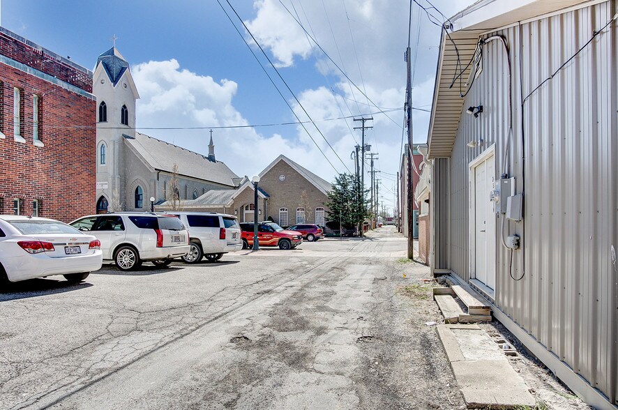 More Photos Of 24 S Main St, London General Retail For Sale