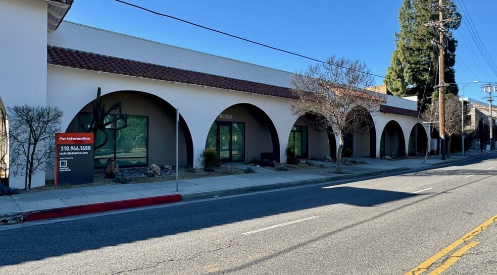 More Photos Of 18320-18330 Oxnard St, Tarzana Warehouse For Lease
