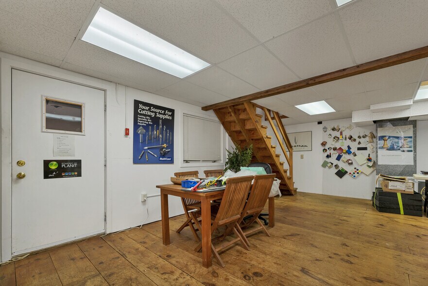More Photos Of 1 Young Ln, Newmarket Flex For Sale