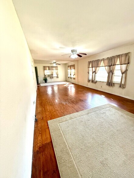 More Photos Of 9278 N Highway 77, Lexington Flex For Sale